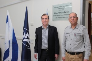פרופ' נועם סוקר דיקן הפקולטה לפיזיקה בטכניון יחד עם ד"ר עמי אפלבום, נשיא KLA-Tencor