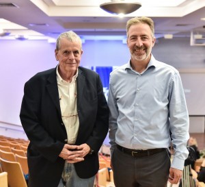 חתן פרס נובל בכימיה פרופ'-מחקר אהרן צ'חנובר (משמאל) עם מחבר רב המכר "אומת הסטארט-אפ סול סינגר