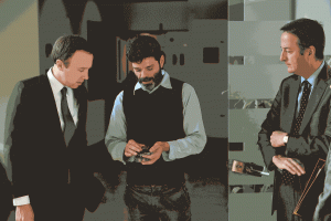 6818 - ד"ר יואב ברוזה ממעבדתו של פרופ' חוסאם חאיק מראה לשר המדינה הנקוק ולשגריר הבריטי קוורי את החיישן הנמצא בבסיס הטכנולוגיה שפיתחו