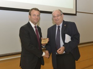 נשיא הטכניון פרופ' פרץ לביא העניק לנשיא צרפת הנבחר, עמנואל מקרון את מדליית הטכניון