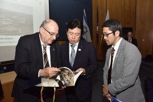 נשיא הטכניון פרופ' פרץ לביא (משמאל) עם שר המדע, הטכנולוגיה והחלל היפני יוסקה טסורוהו (במרכז)