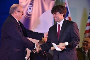 פרופ' קארל דייסרוס מאוניברסיטת הומבולדט, ברלין מקבל את הפרס מנשיא הטכניון