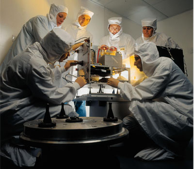 סטודנטים וחוקרים בטכניון בעת בנית לווין הטכניון "גורווין טכסאט".