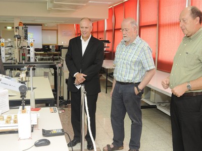 ג'ון סטיוארט (משמאל) בסיור במעבדה למערכות יצור מתקדמות של הפקולטה להנדסת תעשייה וניהול בטכניון. צילום : שרון צור, דוברות הטכניון