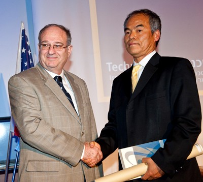 פרופסור נקמורה ונשיא הטכניון פרופסור פרץ לביא בטקס הענקת פרס הארווי (2009) בטכניון