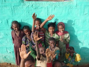 ילדי בית הספר ומערכת המים החדשה שנבנתה בכפר על ידי צוות EWB