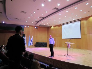 ראש עיריית עכו שמעון לנקרי משיב לשאלות סטודנטים