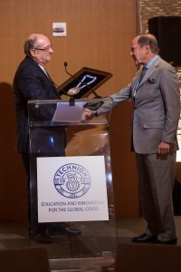  נשיא הטכניון פרופ' פרץ לביא מעניק למורטימר צוקרמן את מדליית הטכניון. קרדיט צילום : ATS