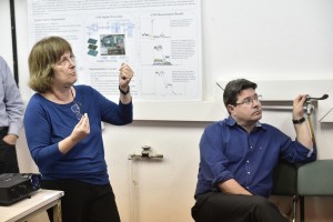 פרופ’ שלומית טרם (משמאל) עם שר המדע והטכנולוגיה אופיר אקוניס בביקורו בפקולטה לפיזיקה בטכניון בשנה שעברה