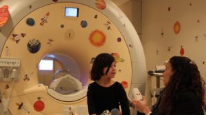 פרופ’-משנה ציפי הורוביץ-קראוס וילדה ליד מכשיר MRI המותאם לילדים בסינסינטי