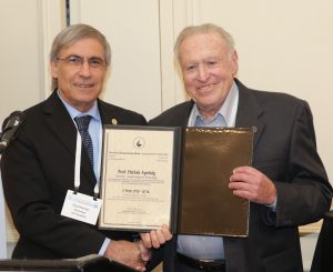 פרופ' אהוד קינן נשיא החברה הישראלית לכימיה מעניק את הפרס לפרופ'-מחקר יצחק אפלויג