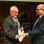 The President of Technion awards the certificate to Les Seskin