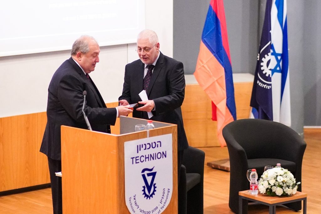 נשיא הטכניון פרופ' אורי סיון מעניק את מדלית הטכניון לנשיא הארמני