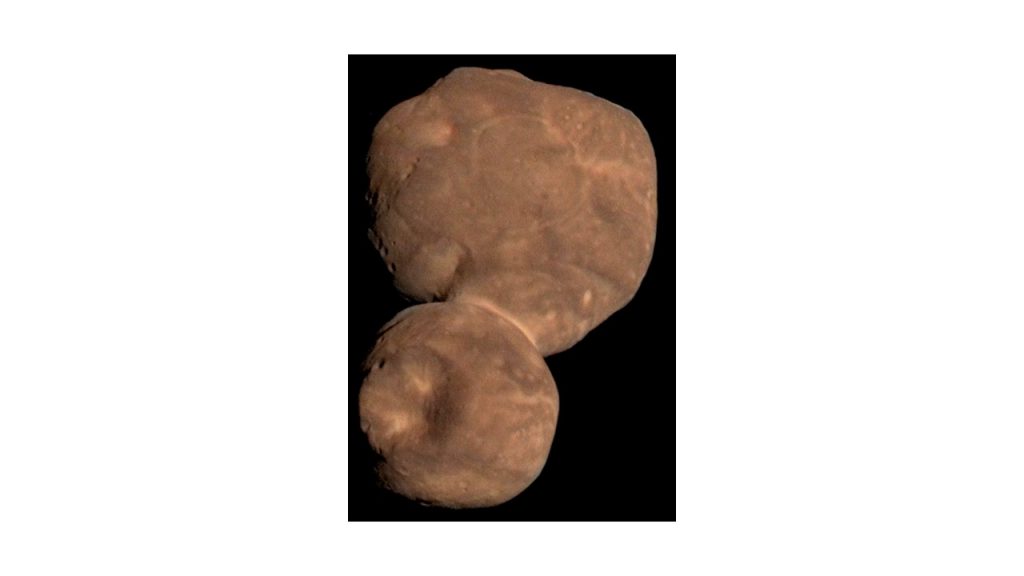 צילום מקרוב של Arrokoth על ידי New Horizons.. אפשר לראות ש"איש השלג" מורכב משני עצמים נפרדים המחוברים בצוואר דק. התנגשות מקרית של שני עצמים כאלה הייתה מנפצת אותם ולא מחברת אותם; המחקר החדש מסביר כיצד נוצר החיבור האמור. הצילום באדיבות נאס"א