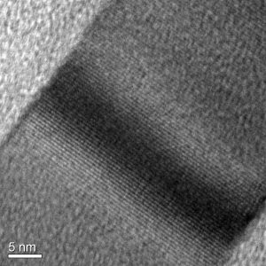 צילום במיקרוסקופ אלקטרונים: החגורה שפותחה בטכניון ובמרכזה פס הקריסה המאופיין בניגודיות הפוכה