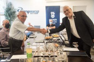 נשיא הטכניון פרופ' אורי סיון (מימין) עם יואל קרסו יו"ר קרסו מוטורס