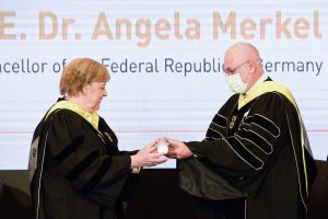 נשיא הטכניון פרופ' אורי סיון מעניק לקנצלרית מרקל את תואר הכבוד
