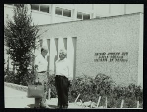 ראש המחלקה לפיזיקה פרופ' נתן רוזן (משמאל) עם לואיס מקסימון מפילדלפיה מול "מכון אינשטיין לפיסיקה" בטכניון, אוגוסט 1960