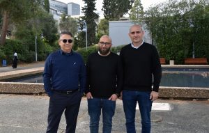 בתמונה הקבוצתית, מימין לשמאל: פרופ' אריאל קפלן, ד"ר ראני זננירי ופרופ׳ ארנון חן