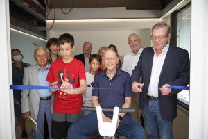 Inauguration and ribbon-cutting ceremony. L-R: Major General (Res.) Amos Horev; Prof. Idit Keidar, Dean of the Viterbi Faculty of Electrical and Computer Engineering; Zohar Zisapel’s grandson Yona Zisapel (in red); Prof. Peretz Lavie, Chair of the Israel Friends of the Technion; Zohar Zisapel; Technion President Prof. Uri Sivan; and Yehuda Zisapel.