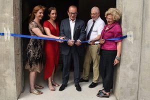 Cutting the ribbon: Dr. Andrew Goldenberg and his daughters, Technion President Prof. Uri Sivan and Prof. Alona Nitzan-Shiftan 