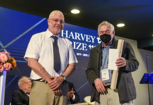 פרופ' ג'יימס רייס מקבל את הפרס נשיא הטכניון פרופ' אורי סיון