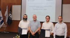 מימין לשמאל : רועי פורמן, ד"ר יוסף לפקוביץ', נשיא הטכניון פרופ' אורי סיון וד"ר דוד איזנברג