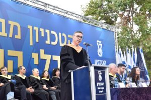 דיקן לימודי הסמכה פרופ' חוסאם חאיק נושא דברים בטקס