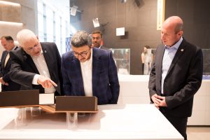 שר החוץ השייח׳ עבדאללה בן זאיד סוקר את מיצג הננו-תנ"ך במרכז המבקרים ע"ש פולק בטכניון