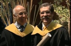 פרופ' אספה מקבל את תואר הכבוד מהטכניון ב-2011 מידי פרופ' פאול פייגין המשנה הבכיר לנשיא הטכניון דאז.