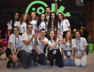 קבוצת iGEM טכניון לשנת 2022. עומדים, מימין לשמאל: מזל פרג׳, נובה נוימן, רן בן חיון, בראאה ראשד, אירינה שקליקוב, שירה לוי (מנטורית), ניסרין לחוד-ג׳ריס (מנטורית). יושבים, מימין לשמאל: רעות לאופר, יאנה שקלובסקי, ראש הקבוצה מאיה לרמן, איסר סנוימן, מתן חורי, יסמין חביב. לא בתמונה - עמית נלקין