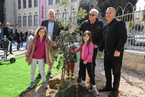 מימין לשמאל : מנכ"ל מדעטק יוסי אני, יו"ר הוועד המנהל של מדעטק ליאון רקנאטי, נשיא הטכניון פרופ' אורי סיון ונכדיו שקד, כרמל ועופרי