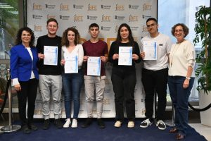 בתמונה הקבוצתית, מימין: פרופ' אילת פישמן, איליי אביב, נויה רבה, יוגב יעקבי (מקום שלישי), עדן ספוז׳ניקוב (מקום שני), פלג זייף (מקום ראשון) ויהודית דסקלו