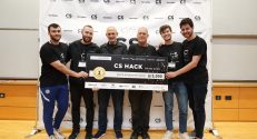 צוות הסטודנטים ProTechTor שזכה במקום הראשון עם דיקן הפקולטה פרופ' דני רז ואהרון אהרון