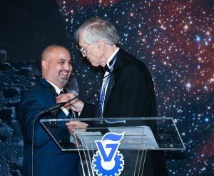 ד"ר ג'ון מאת'ר (מימין) מעניק לד"ר אליעד פרץ את מדליית נאס"א על הישגים יוצאי דופן בטקס של אגודת ידידי הטכניון בארה"ב