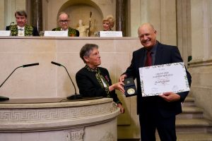 Prof. Gideon Grader receives the Prize from Prof. Odile Eisenstein 