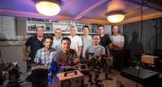 חלק מהחוקרים השותפים למחקר במעבדה לפוטוניקה בסקאלה אטומית של פרופ' ארז חסמן