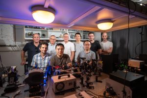 חלק מהחוקרים השותפים למחקר במעבדה לפוטוניקה בסקאלה אטומית של פרופ' ארז חסמן 