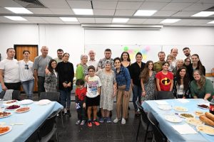 Technion President Prof. Uri Sivan and his wife Yael posing with the families of the evacuees.