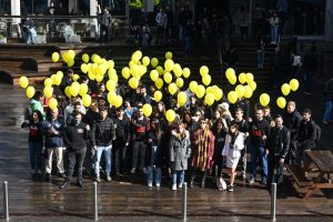 סטודנטים עם בלונים צהובים להזדהות עם החטופים