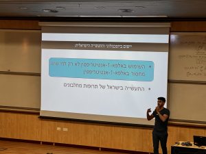 דביר בן-אשר שזכה במקום הראשון בהרצאה על הפיתוח הזוכה. קרדיט צילום: אלון יחזקאלי