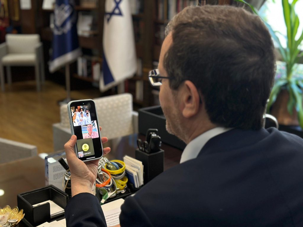 הנשיא הרצוג משוחח עם חברי נבחרת ישראל בכימיה