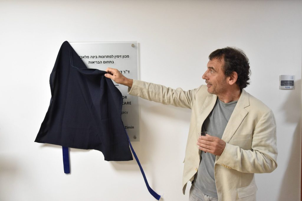 Boris Zimin unveiling the plaque 