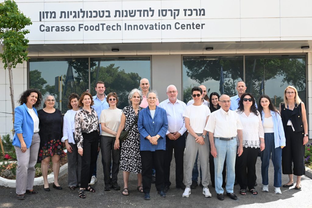 משפחת קרסו עם נשיא הטכניון פרופ' אורי סיון (במרכז) ודיקנית הפקולטה להנדסת ביוטכנולוגיה ומזון פרופ' אסתי סגל (מימין) על רקע הבניין החדש.
