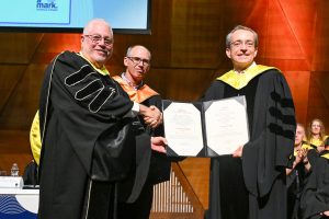 מימין לשמאל: פטריק גלסינגר מקבל את התעודה מהמשנה הבכיר פרופ' עודד רבינוביץ' ונשיא הטכניון פרופ' אורי סיון