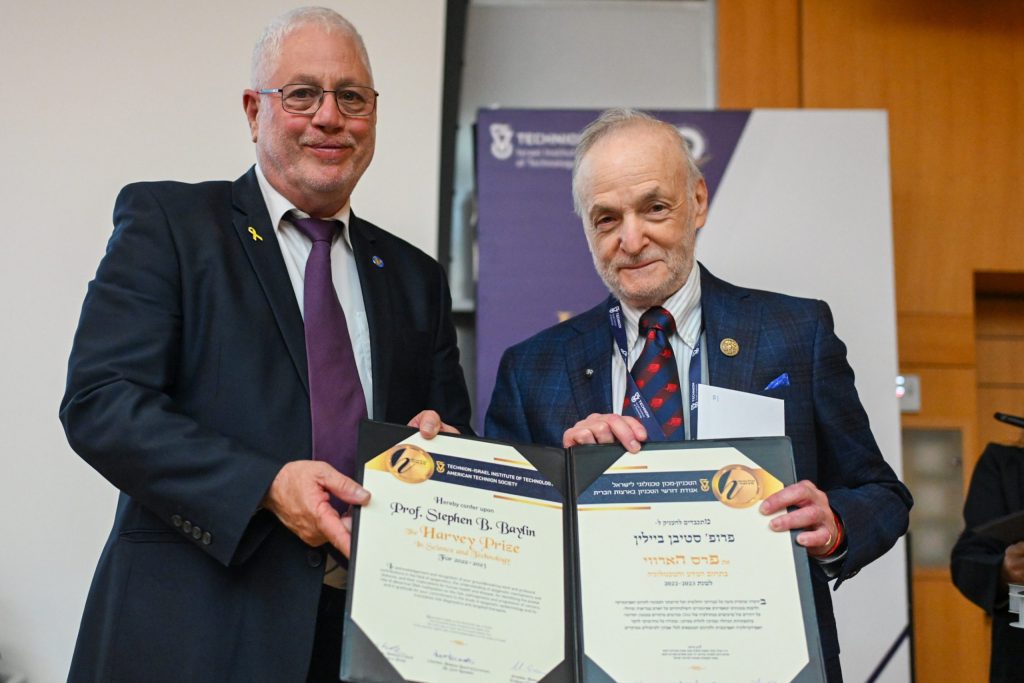פרופ' סטיבן ביילין (מימין) מקבל את התעודה מידי נשיא הטכניון פרופ' אורי סיון