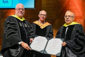 מימין לשמאל: רפיק חלבי מקבל את התעודה מידי פרופ' עודד רבינוביץ' ונשיא הטכניון פרופ' אורי סיון