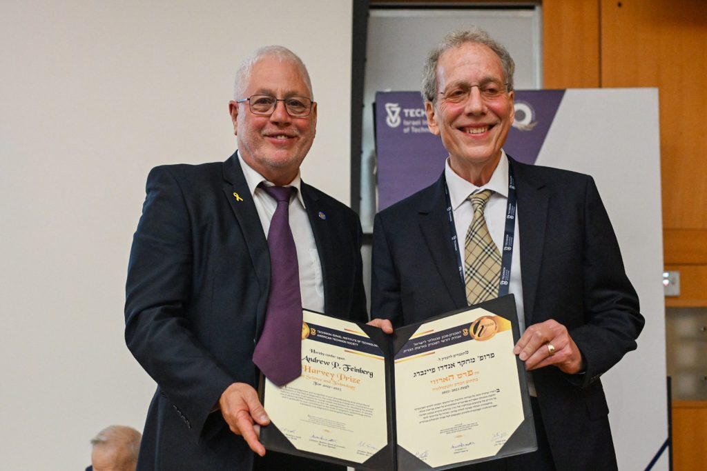 פרופ' אנדרו פיינברג (מימין) מקבל את התעודה מידי נשיא הטכניון פרופ' אורי סיון 