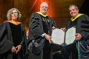 מימין לשמאל: מרק המון מקבל את התעודה מנשיא הטכניון פרופ' אורי סיון והמשנה לנשיא לעניינים אקדמיים פרופ' נעמה ברנר