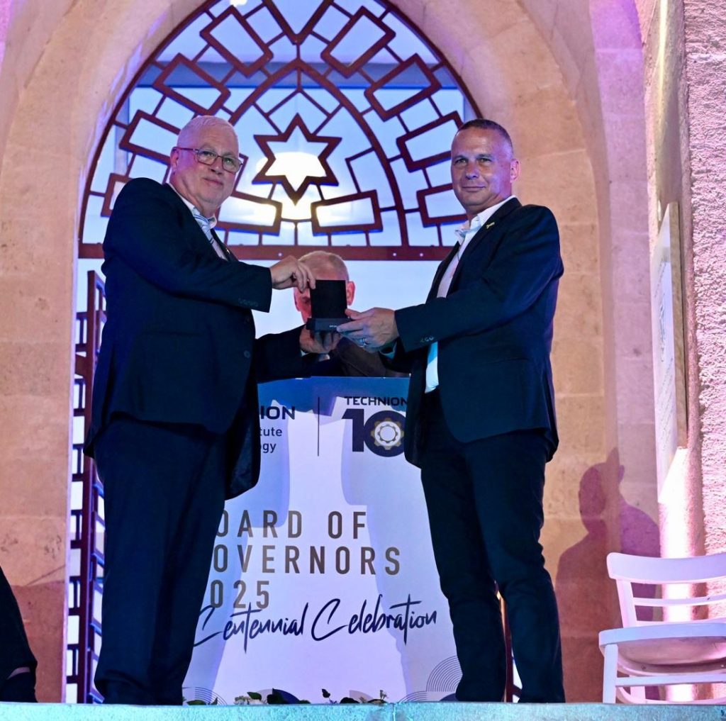 נשיא הטכניון פרופ' אורי סיון מעניק את מדלית הבוגר לשר לשעבר יזהר שי